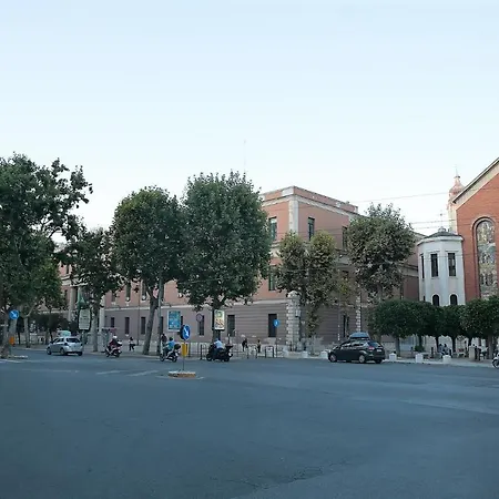 L.t. Savoia Palace & Cavour C.l. Penzion *